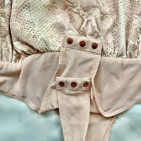 BCBGMaxAzria Snakeskin Print Blush Faux Wrap Sleeveless Bodysuit Top - Picture 12 of 14